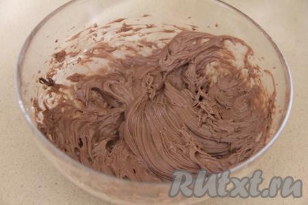 Взбить шоколадный крем миксером в течение пары минут. Вместо шоколадной пасты и сгущённого молока можно взять такое же количество варёной сгущёнки.