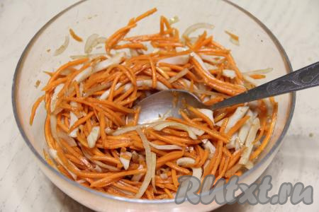 Кальмары постепенно пропитаются маринадом от морковки, луковым соком и соевым соусом.