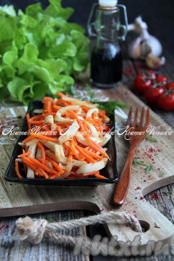 Подать кальмаров, приготовленных с морковью по-корейски и луком, к столу. Уверена, это яркое блюдо многим придётся по вкусу!