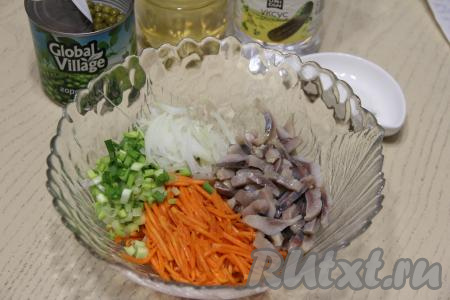 Филе селёдки нарезать на брусочки и тоже добавить в салатник.