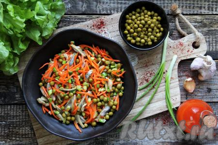 Вкусный, яркий, аппетитный салат, приготовленный с селёдкой, горошком и корейской морковью, можно сразу подавать к столу.