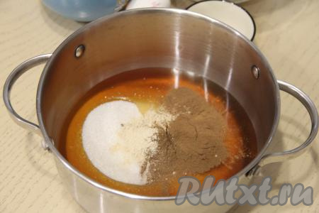 В глубокую кастрюлю влить мёд, добавить сахар, имбирь и корицу.