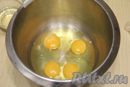 Вбить яйца в чашу миксера, добавить соль и взбить миксером до увеличения в объёме и побеления массы.