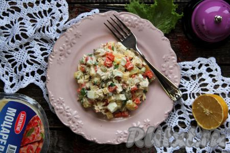 Очень нежный и вкусный салат "Оливье" с сыром подать к столу.