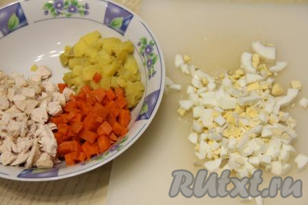 Яйца, нарезанные на небольшие кубики, добавить в миску с овощами и курицей.