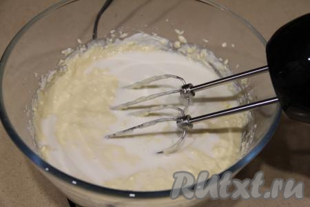 Влить молоко, перемешать миксером (или венчиком) до однородности и творожная начинка для имбирного чизкейка готова.