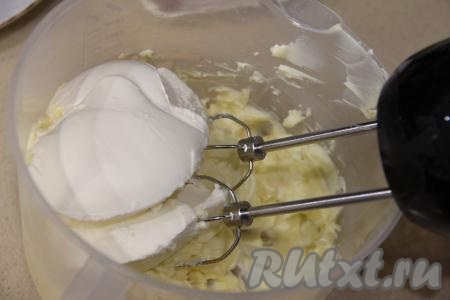 К маслу, взбитому со сгущёнкой добавить творожный сыр и взбить крем миксером до однородности.