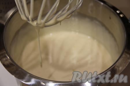 Яйца с сахаром соединить в объёмной миске и взбить миксером в течение 7 минут (до пышного и светлого состояния).