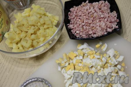 Картошку и яйца очистить. Нарезать картошку, копчёную курицу и яйца на мелкие кубики.