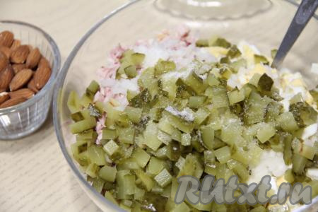 Соединить в глубоком салатнике нарезанные картошку, копчёную курицу, яйца, солёные огурцы и лук, немного подсолить салат (учитывая солёность огурцов).