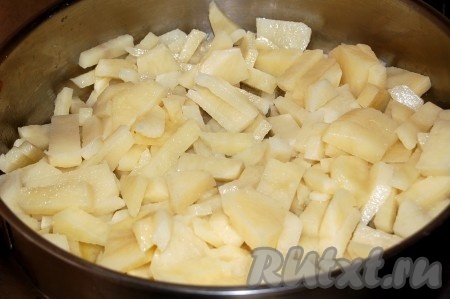 Нарезать картофель тонкими брусочками и обжарить в топленом масле 20 минут.