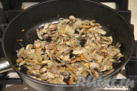 Обжарить грибы с луком в течение 12-15 минут, периодически помешивая, можно немного подсолить, затем полностью остудить.