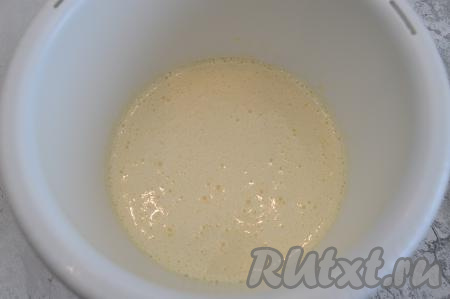 Миксером взбить яйца с сахаром в течение 5 минут (до побеления яичной смеси и увеличения в объёме).