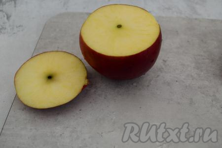 У яблок срезать часть ближе к "ножке". Получится крышечка и само яблоко.