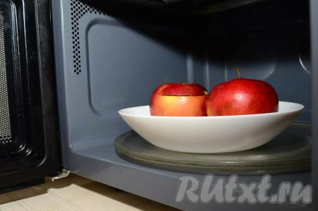 Поместить яблоки с творогом в глубокую тарелку, пригодную для СВЧ-печей. Напомню, что в микроволновку нельзя ставить металлическую посуду и посуду с блестящими элементами декора.