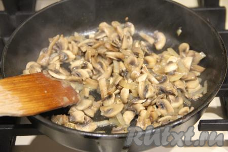 Обжаривать грибы с луком минут 12-15 (до полного испарения жидкости), время от времени помешивая, затем, убрав с огня, полностью остудить.