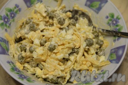 Перед подачей салат "Чайка", приготовленный с яйцами, сыром и горошком, заправить майонезом, перемешать. 