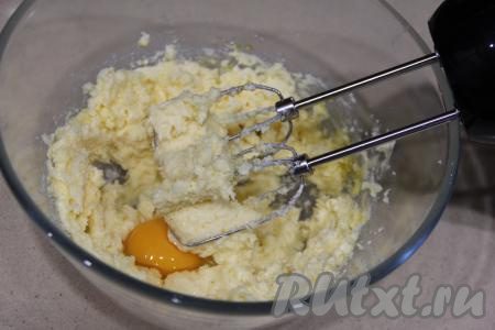 Взбить миксером масло с сахаром в течение 3 минут. Затем начать по одному добавлять яйца, постоянно взбивая массу миксером до однородности.