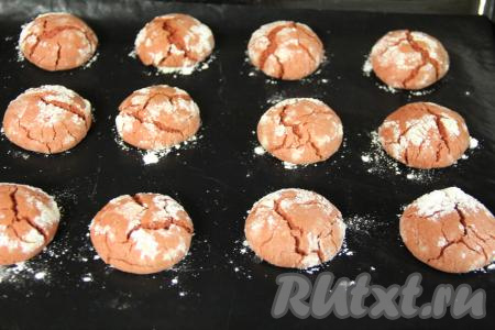 Выпекать печенье "Красный бархат" в разогретой духовке минут 10 при температуре 200 градусов. 