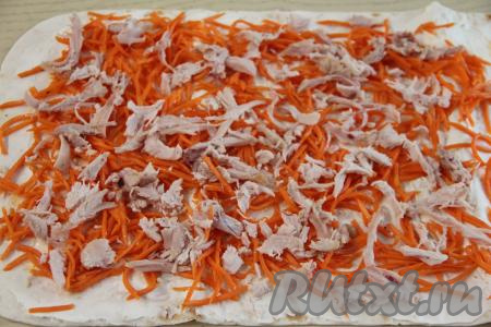 Копчёное куриное мясо порвать на волокна и выложить, равномерно распределяя, поверх морковки.