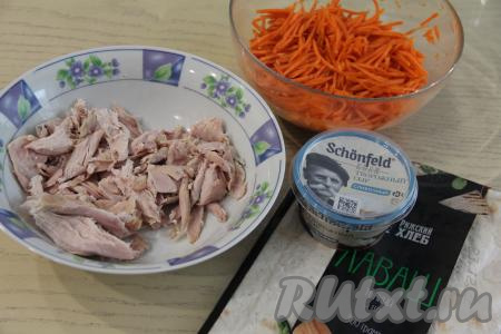 Подготовить продукты для приготовления рулета из лаваша с копчёной курицей и корейской морковью. Копчёное куриное мясо отделить от костей, если они есть. Корейскую морковку можно заранее приготовить в домашних условиях, а можно купить в магазине.