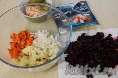 Мелко нарезать лук. Свеклу нарезать на кубики такого же размера, как нарезаны картошка и морковка. Добавить лук и свеклу в салатник.
