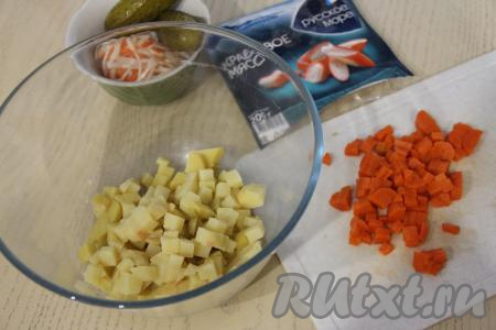 Картошку и морковь нарезать на средние кубики и переложить в глубокий салатник.