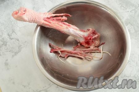 На косточке и сухожилиях после разделывания голени практически не остаётся мяса.
