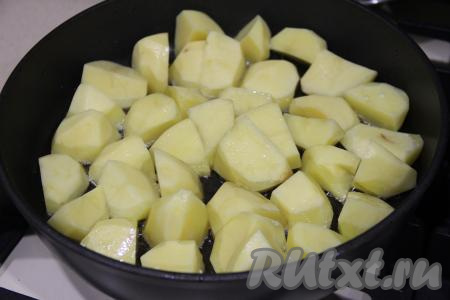 Картошку нарезать на средние дольки (не мелко). В сковороду влить масло и выложить картошку.