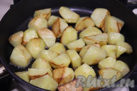 Обжарить картошку со всех сторон на достаточно сильном огне до золотистого цвета со всех сторон. Нам нужна только золотистая корочка, до готовности доведём картофель вместе с курицей.