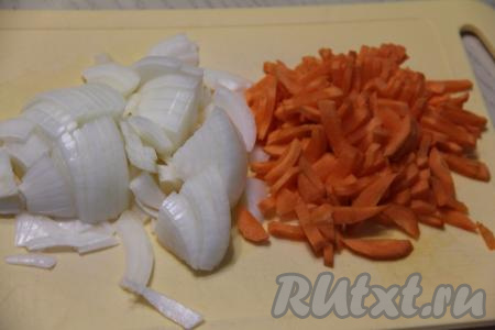 Лук мелко нарезать, морковь нарезать на тонкие брусочки (или натереть на крупной тёрке). 