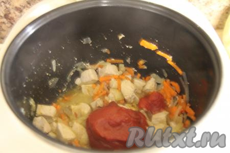 Затем добавить соль, томатную пасту и специи, перемешать.