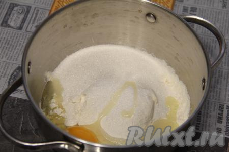 Для начала приготовим заварной крем, для этого в кастрюле нужно соединить яйцо, сахар и муку.
