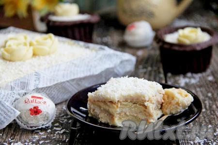 Затем торт из печенья с заварным кремом нарезать на кусочки и подать к чаю. Вот так просто без выпечки можно приготовить&nbsp;вкуснейший, нежный домашний десерт.