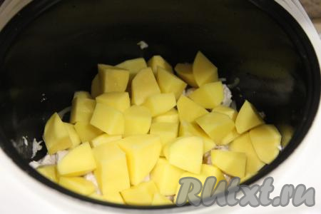 Затем добавить картошку, нарезанную на средние кубики.