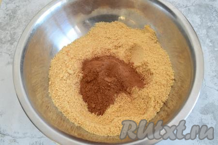 Перемешать сахарную пудру и крошку до однородности при помощи столовой ложки. Затем добавить какао, перемешать до однородности.