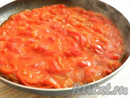 Добавить в сковороду помидоры, влить томатный сок, довести до кипения.
