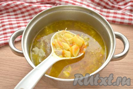 В практически готовый суп из свинины с вермишелью и картошкой добавляем лавровый лист, по вкусу солим и перчим, провариваем минуты 2. Выключаем огонь, кастрюлю с супом накрываем крышкой, даём постоять 5 минут. А затем можно разливать суп по тарелкам.