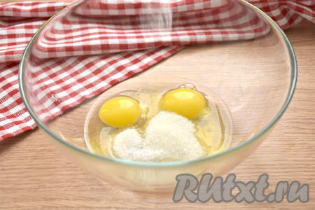 Разбиваем в миску яйца, сюда же всыпаем сахар, ванильный сахар и соль.