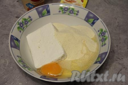 Прежде всего займёмся тестом для сырников, для этого в миске нужно соединить творог, яйцо, сахар, ванильный сахар и манную крупу, перемешать массу вилкой до однородности. Поставить творожную массу в холодильник минут на 30, чтобы манка набухла.