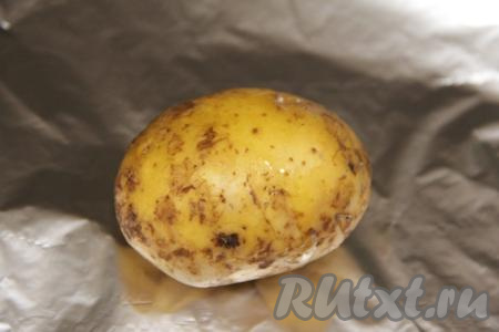 Выложить картошину на лист фольги, смазать клубень со всех сторон растительным маслом.
