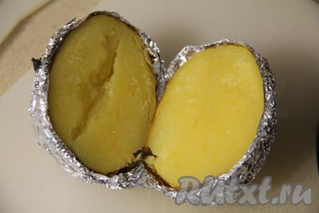 Готовый запечённый картофель достать из аэрогриля. Можно картошку подать прямо в фольге, разрезав на две части. Посмотрите, какой нежный картофель получился.