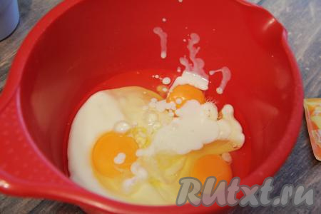 Для того чтобы замесить тесто, нужно в объёмной миске соединить кефир и яйца, перемешать венчиком.