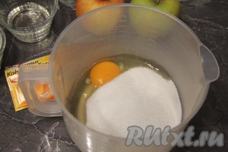 Соединить в достаточно объёмной миске яйцо и сахар.