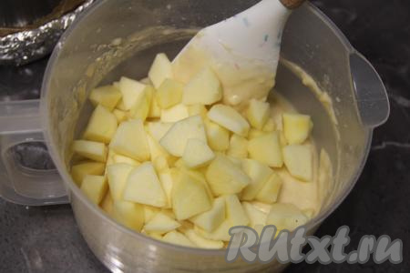 Добавить яблоки в тесто и перемешать.