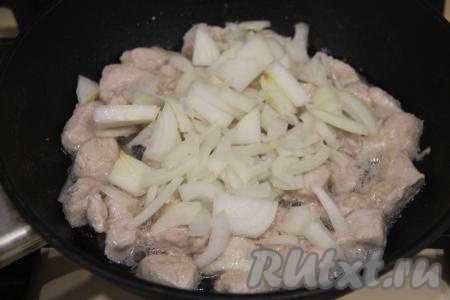 Обжаривать индейку на среднем огне минут 15, периодически перемешивая кусочки мяса, затем добавить лук, перемешать.