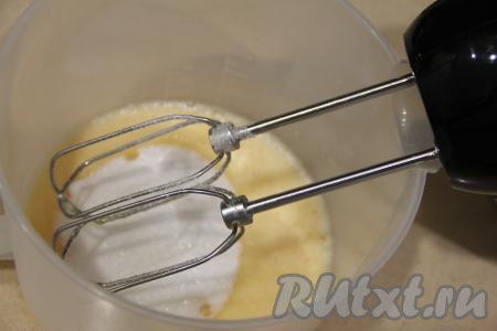 Вначале замесим тесто для бисквита, для этого яйца нужно разбить в объёмную миску, взбить миксером в течение 1 минуты, затем всыпать сахар и взбивать миксером минут 5.