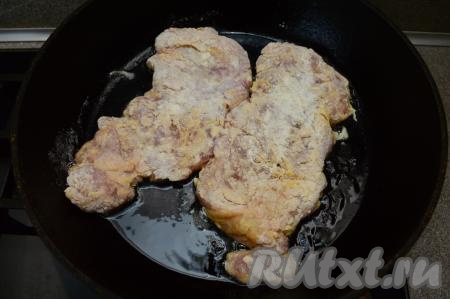 На сковороде хорошо разогреть растительное масло, затем выложить мясо. Жарить отбивные из куриных бёдер в кляре на среднем огне с двух сторон до аппетитной золотистой корочки (примерно по 5 минут с каждой стороны).