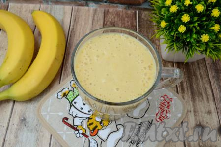  Разлить смузи из манго и банана по стаканам (или чашкам) и можно наслаждаться вкусным и полезным напитком. Если смузи поставить на несколько часов в холодильник, он станет ещё более густым.