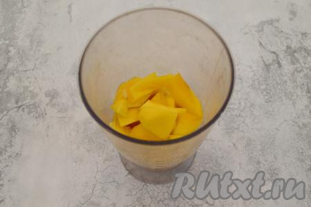 Переложить манго к кусочкам банана.